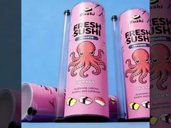 醤油を入れた寿司紙管を押し上げる